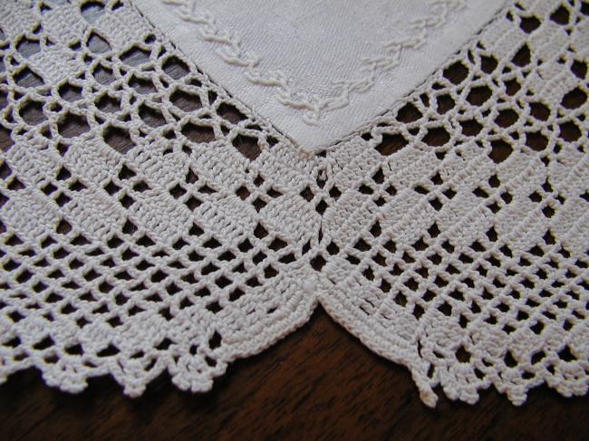 Très original napperon en damassé de tréfles avec dentelle de crochet 1920