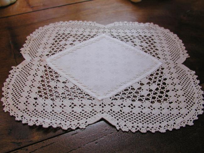 Très original napperon en damassé de tréfles avec dentelle de crochet 1920