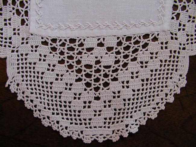 Très original napperon en damassé de tréfles avec dentelle de crochet 1920