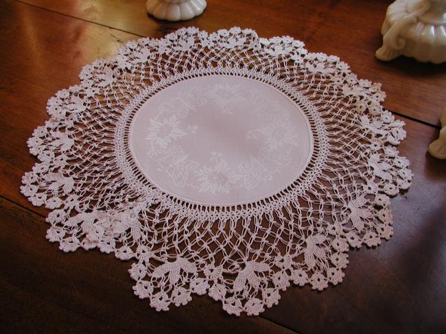 Superbe napperon rond en damassé de papillon et dentelle de crochet 1920