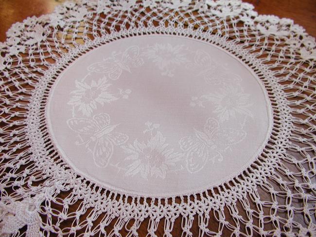 Superbe napperon rond en damassé de papillon et dentelle de crochet 1920