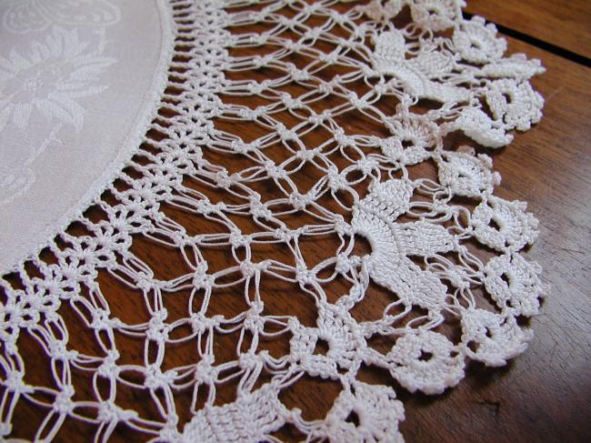 Superbe napperon rond en damassé de papillon et dentelle de crochet 1920