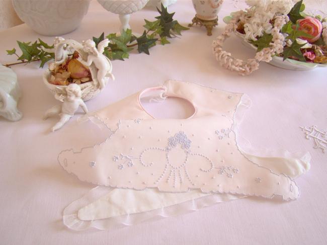 Merveilleux bavoir de bébé rose pâle brodé de fleurs bleues & tulle