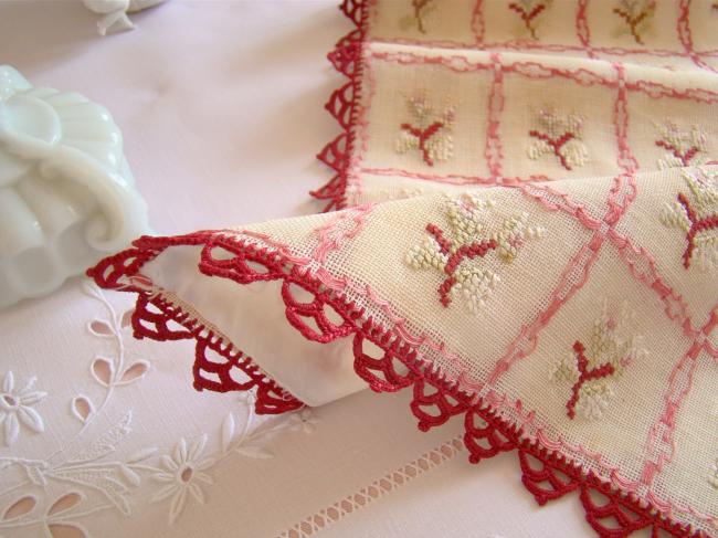 Elégant chemin de table en étamine brodé de fleurs et dentelle cerise