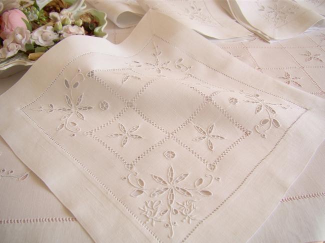Superb service in pure linen thread, openwork and embroidered flowers & Monogram