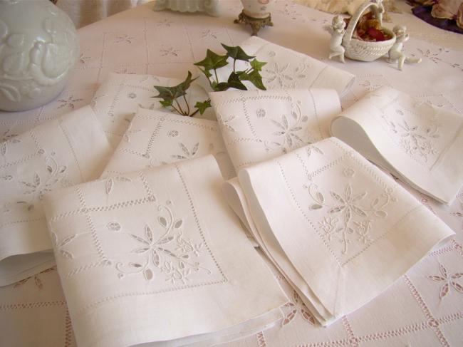 Superb service in pure linen thread, openwork and embroidered flowers & Monogram