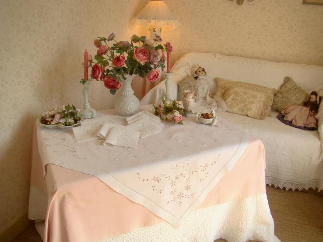 Superb service in pure linen thread, openwork and embroidered flowers & Monogram