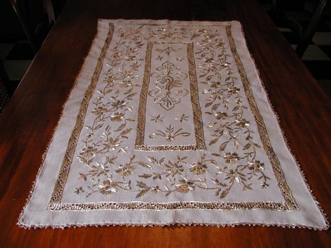 Magnificient gold embroidered runner