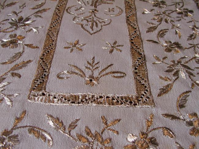 Magnificient gold embroidered runner