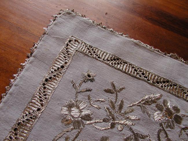 Magnificient gold embroidered runner