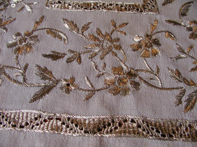 Magnificient gold embroidered runner