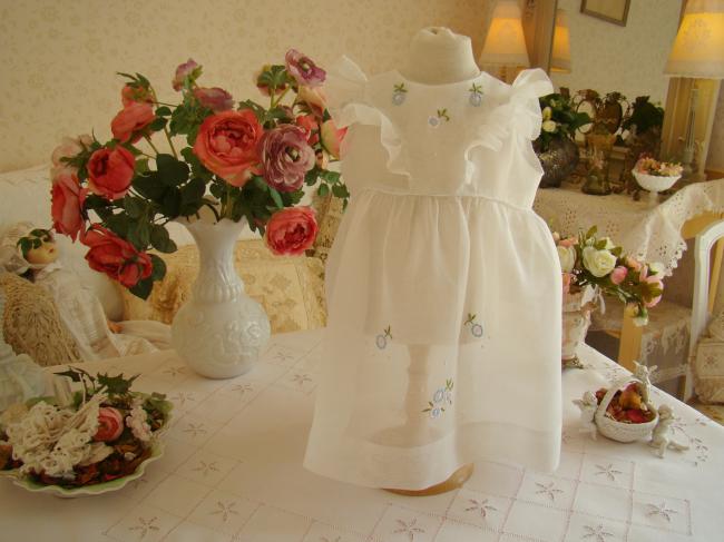 Adorable et aérienne petite robe de bébé en organdi, brodée de fleurs 1950