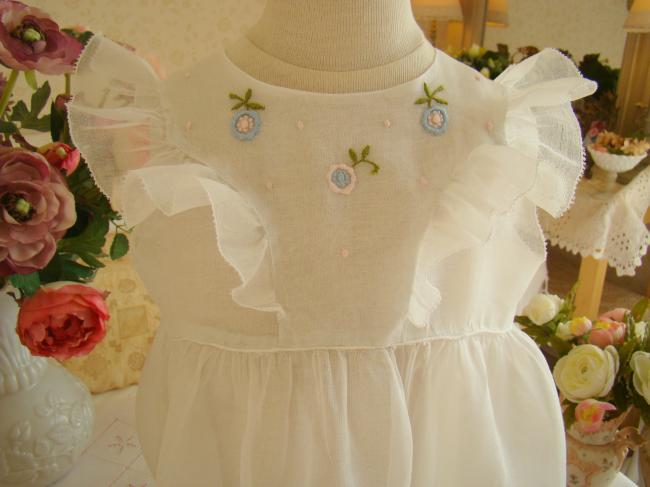 Adorable et aérienne petite robe de bébé en organdi, brodée de fleurs 1950