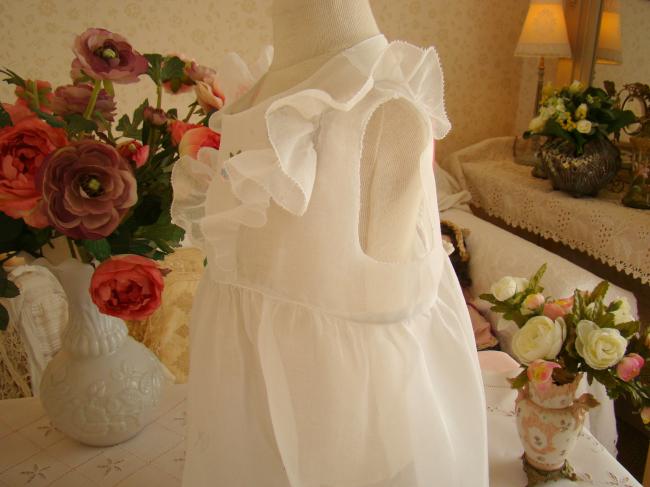 Adorable et aérienne petite robe de bébé en organdi, brodée de fleurs 1950