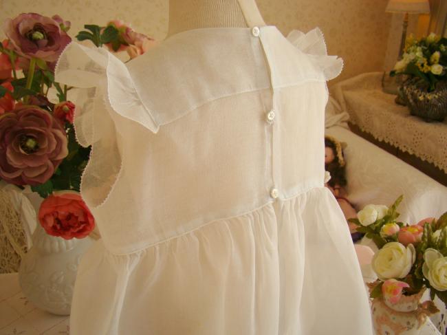 Adorable et aérienne petite robe de bébé en organdi, brodée de fleurs 1950