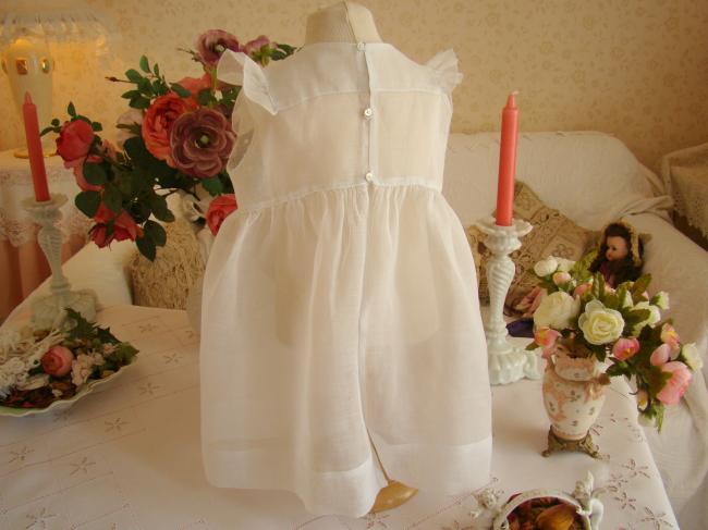 Adorable et aérienne petite robe de bébé en organdi, brodée de fleurs 1950