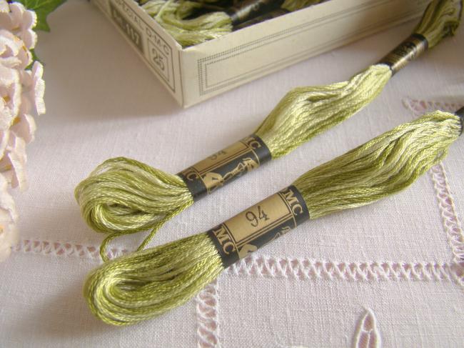 Echeveau Coton mouliné spécial DMC n°25, couleur 'Vert Mousse' ombré  N°94