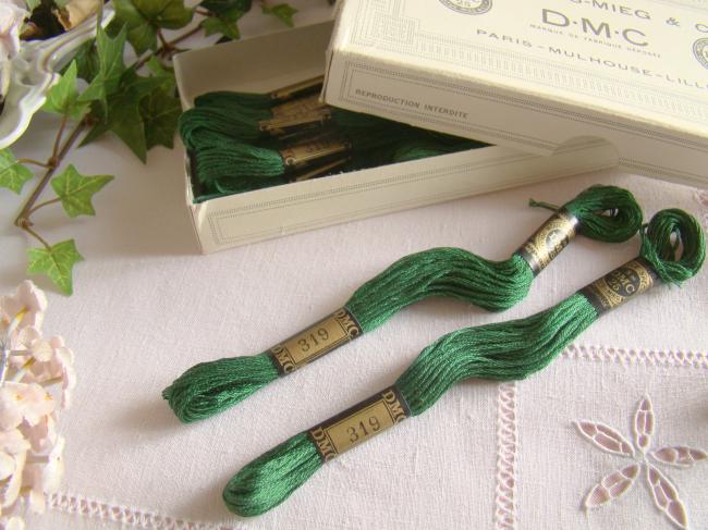 Echeveau Coton mouliné spécial DMC n°25, couleur 'Ombre verte' N°319