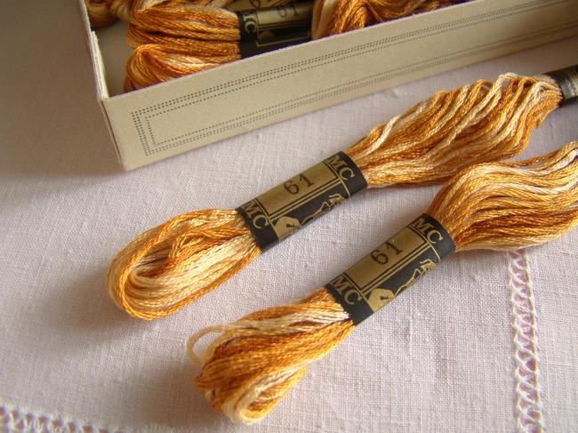 Echeveau Coton mouliné spécial DMC n°25, couleur 'Cuivré, caramel' ombré  N°61