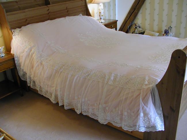 Marvellous bed-spread in tulle with embroidered flowers 1920