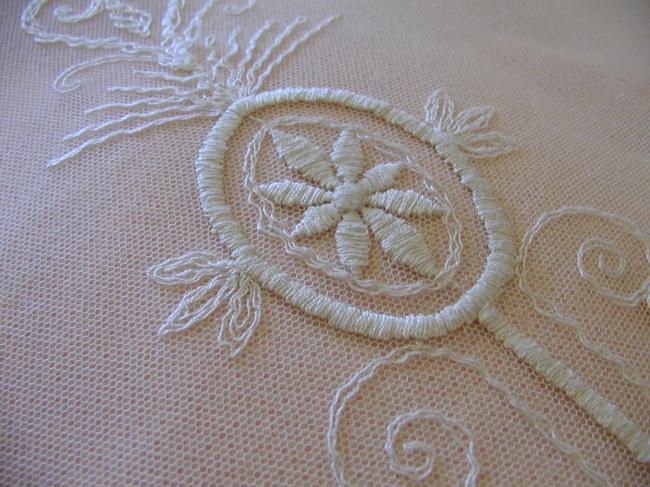 Marvellous bed-spread in tulle with embroidered flowers 1920