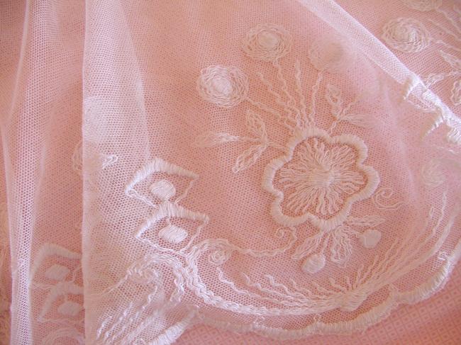 Marvellous bed-spread in tulle with embroidered flowers 1920