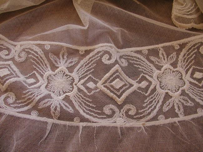 Marvellous bed-spread in tulle with embroidered flowers 1920