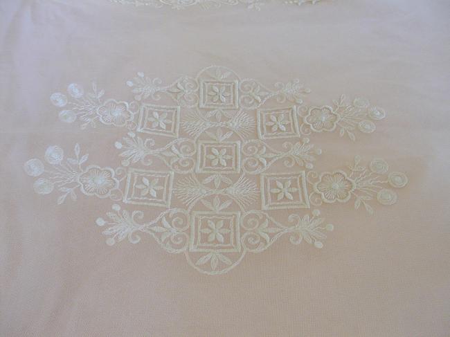 Marvellous bed-spread in tulle with embroidered flowers 1920