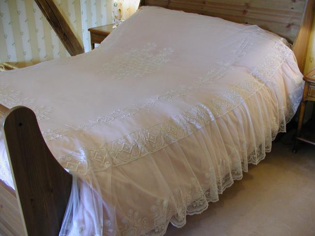 Marvellous bed-spread in tulle with embroidered flowers 1920