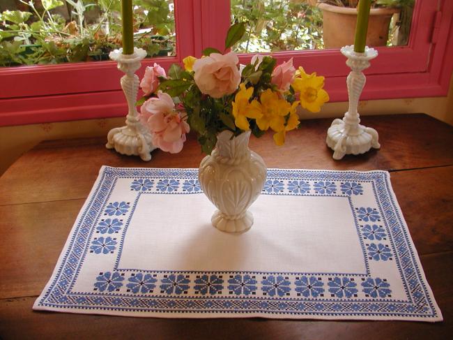 Superb table centre with embroidery in cross stitches blue and navy blue