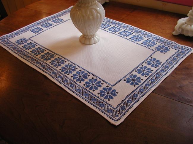 Superb table centre with embroidery in cross stitches blue and navy blue