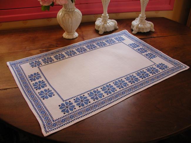 Superb table centre with embroidery in cross stitches blue and navy blue