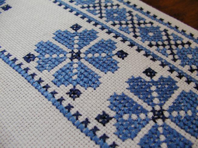Superb table centre with embroidery in cross stitches blue and navy blue