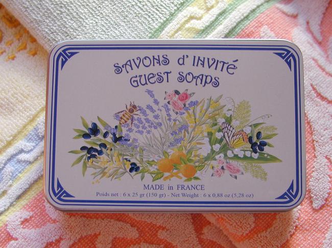 Adorable boîte rectangulaire décorée de fleurs & ses 6 savons d'invités parfumés