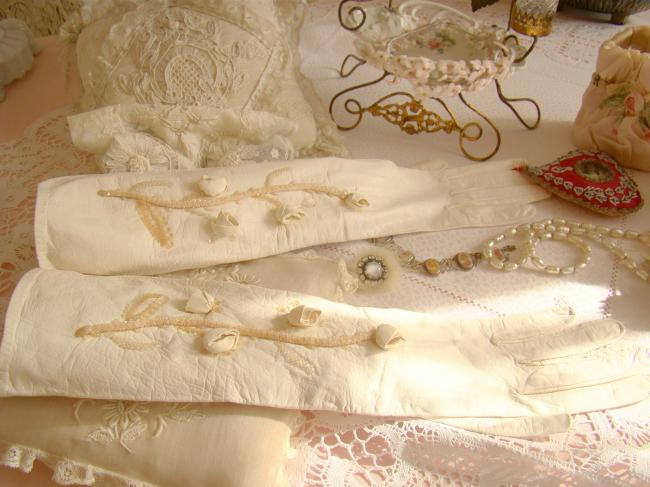 Merveilleuse paire de gants de mariée brodés de perles & paillettes 1920