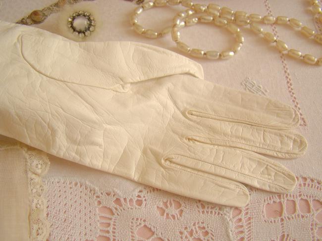 Merveilleuse paire de gants de mariée brodés de perles & paillettes 1920