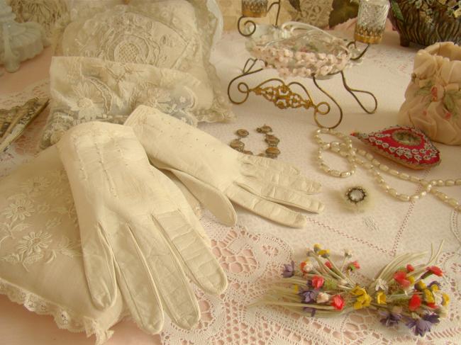 Jolie paire de gants de mariée brodés 1950