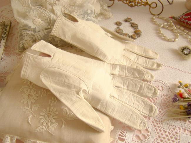 Jolie paire de gants de mariée brodés 1950