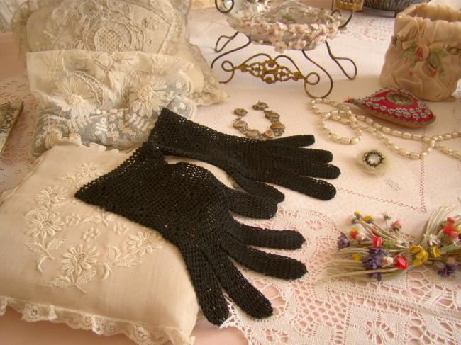 Très jolie paire de gants en crochet faits à la main, couleur noir, 1950