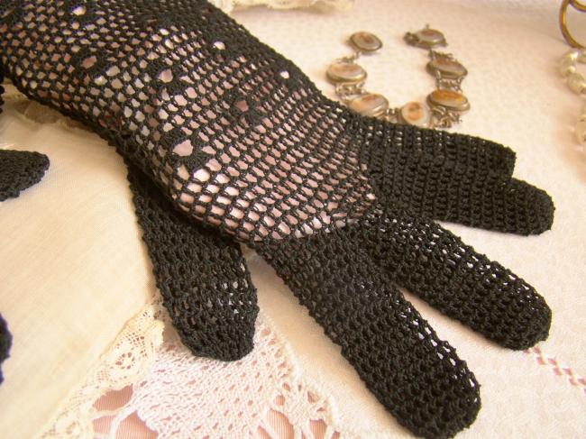 Très jolie paire de gants en crochet faits à la main, couleur noir, 1950