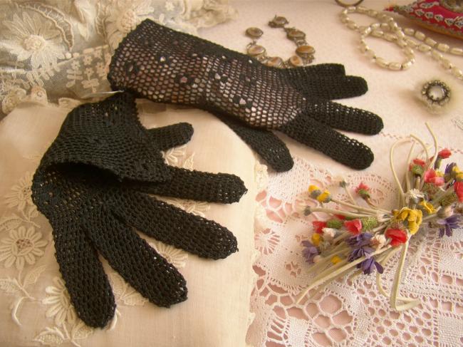 Très jolie paire de gants en crochet faits à la main, couleur noir, 1950