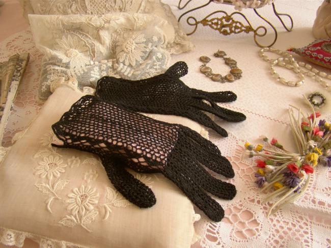 Très jolie paire de gants en crochet faits à la main, couleur noir, 1950