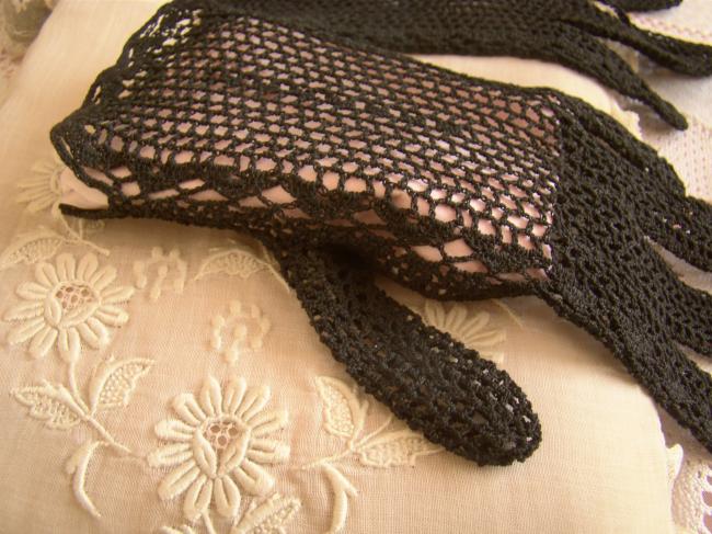 Très jolie paire de gants en crochet faits à la main, couleur noir, 1950