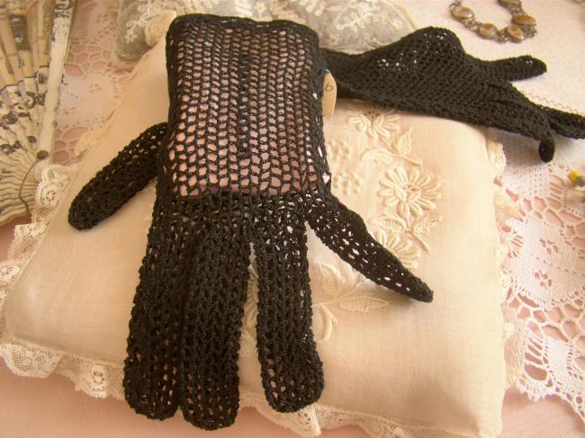 Très jolie paire de gants en crochet faits à la main, couleur noir, 1950