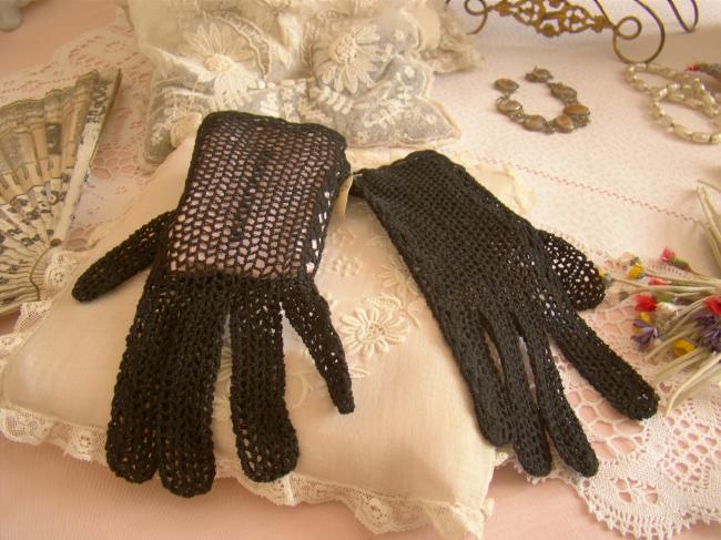 Très jolie paire de gants en crochet faits à la main, couleur noir, 1950