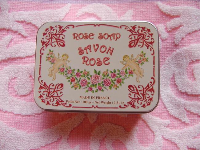 Adorable boîte rectangulaire décorée de roses & anges avec son savon à la rose