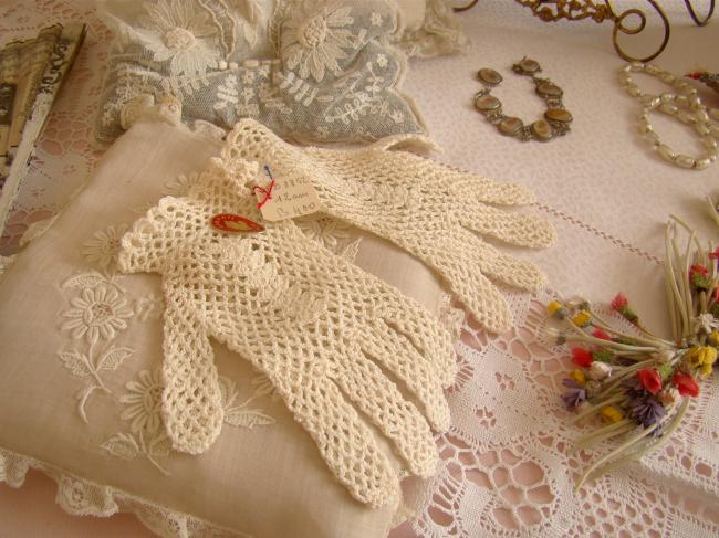 Jolie paire de gants d'enfant, en crochet faits main, couleur blanc ivoire, 1950