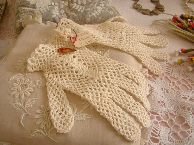 Jolie paire de gants d'enfant, en crochet faits main, couleur blanc ivoire, 1950