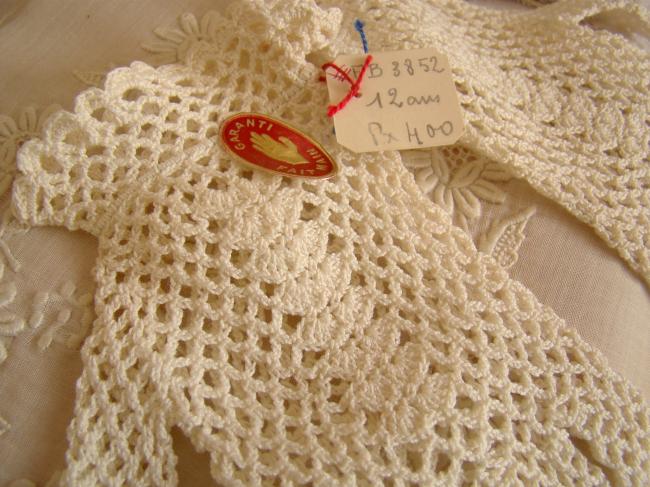 Jolie paire de gants d'enfant, en crochet faits main, couleur blanc ivoire, 1950