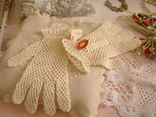 Jolie paire de gants d'enfant, en crochet faits main, couleur blanc ivoire, 1950